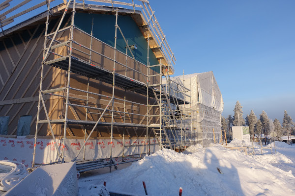 Identické stavební dílo, provádění bez ochranné konstrukce - vlevo a s ochrannou stanovou konstrukcí - vpravo (zdroj: archiv BSO Oulu)